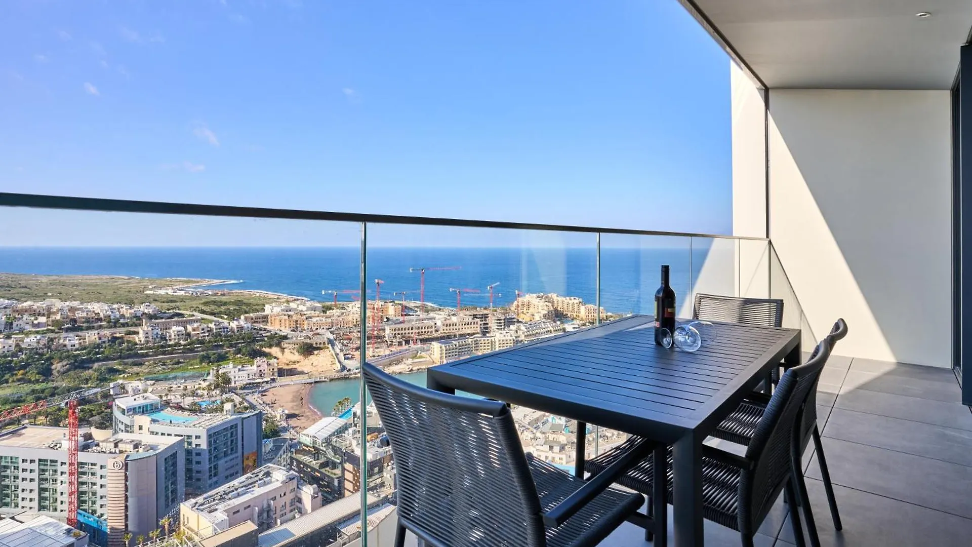 Enchanting One-Bedroom Apartment On 25Th Floor San Julián